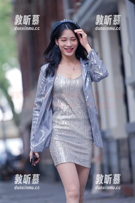 魔镜街拍 - 萌宝儿的私拍：商业广场里的哈哈镜，裙子和肉丝，共同的魔力