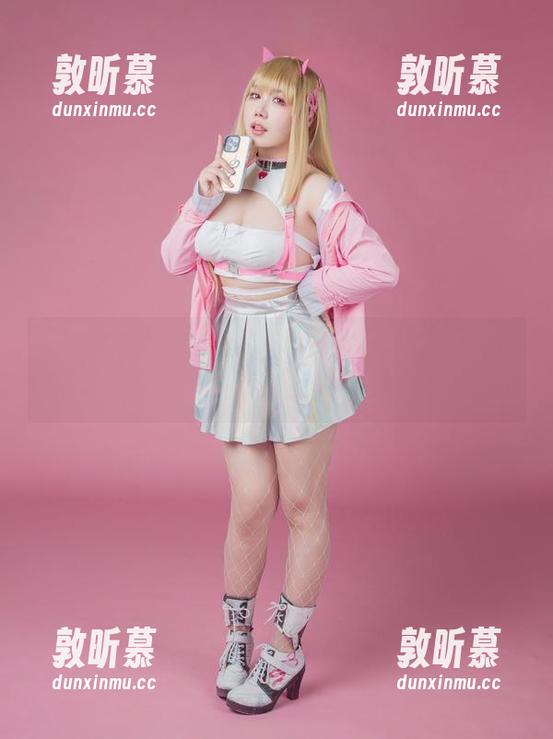 奶牛主题的麻花麻花酱：原图里的姿态，总是那么让人意外。