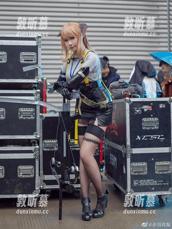 非一般的麻花麻花酱全集：白摩烟和小魔女，似有些火花在碰撞。